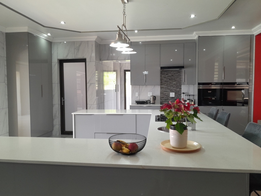 6 Bedroom Property for Sale in Kosmos Ridge North West